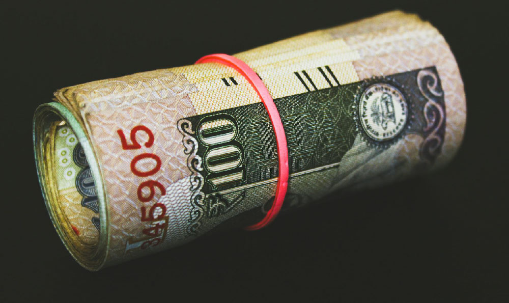 How much does a recording artist make, and what factors influence their earnings?
