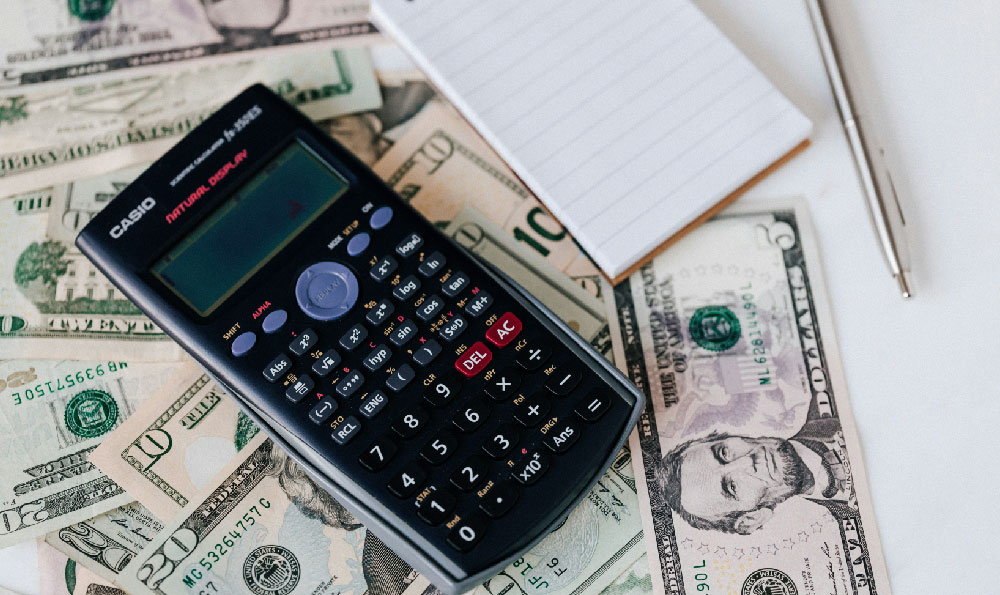 how much do interior designers earn per year